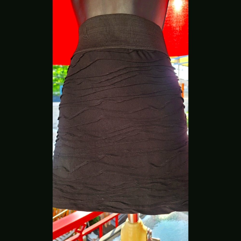 Black riddle design mini skirt
